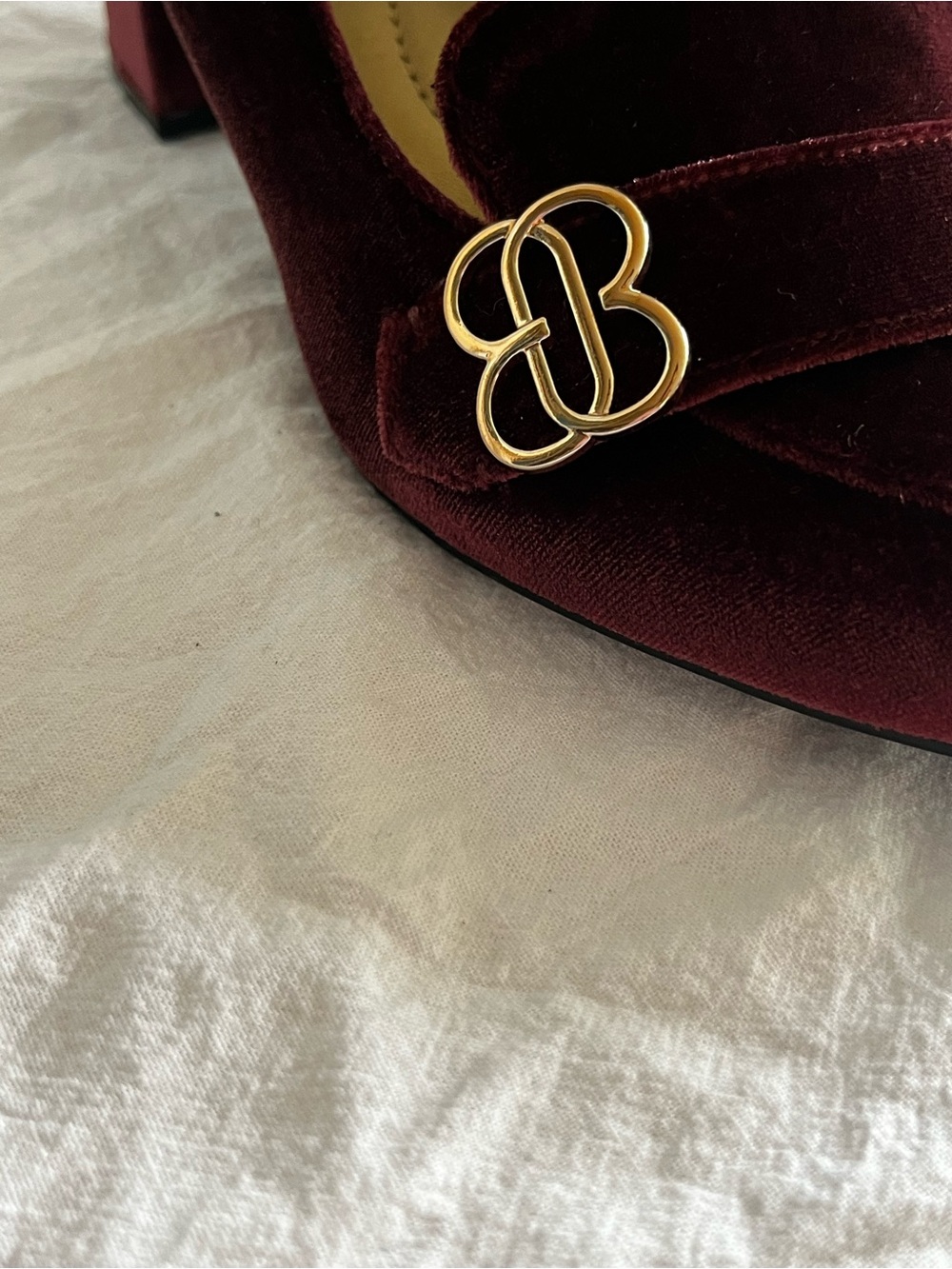NWOT Bandolino Burgundy Velvet Loafer Pumps Gold Logo Block Heel 6.5 - Picture 3 of 9